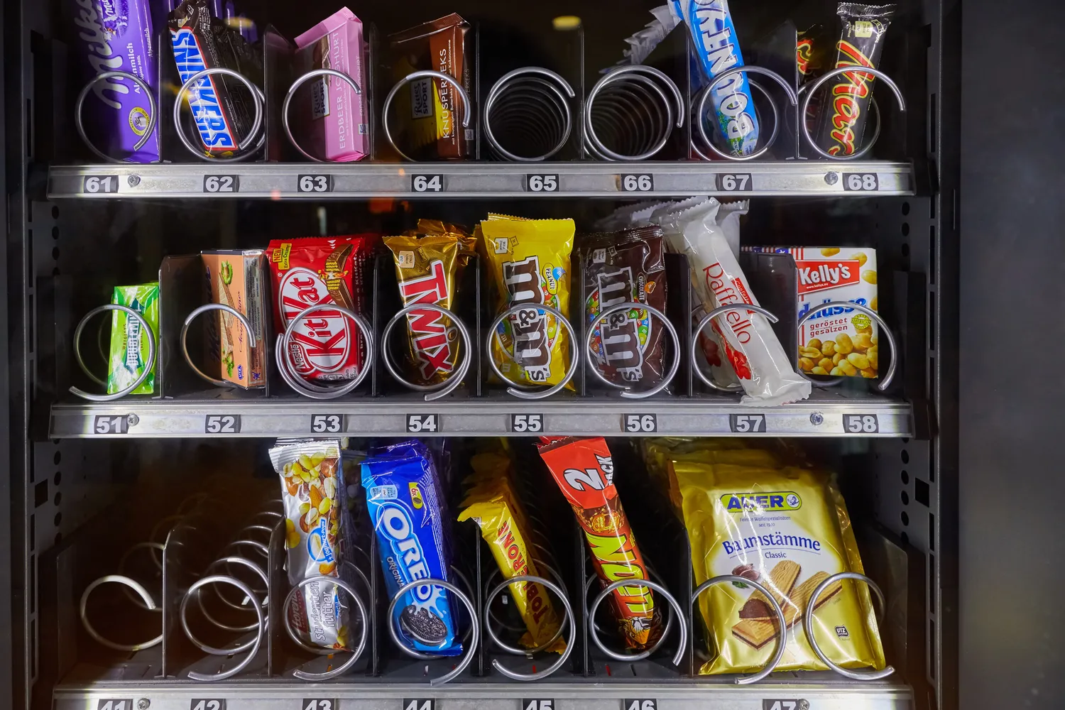 Snack24 – Moderne Catering-Lösungen rund um die Uhr – WIEN, ÖSTERREICH – 10. NOVEMBER 2016: Verkaufsautomat für Snacks und Getränke in einem Hostel in Wien